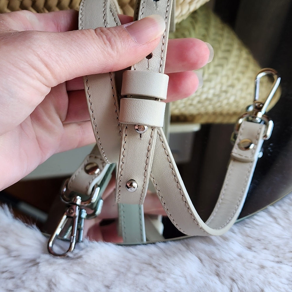 Elegant Cream Crossbody Bag - Picture 2 of 9